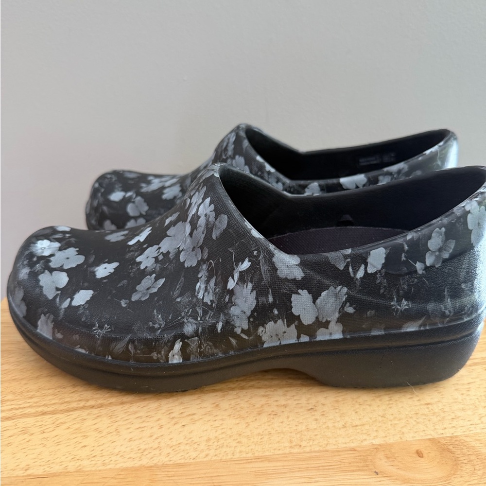 Dual Crocs Anti-Slip Work On The Clock Work Floral Shoes Women’s Size 7 - Picture 2 of 8